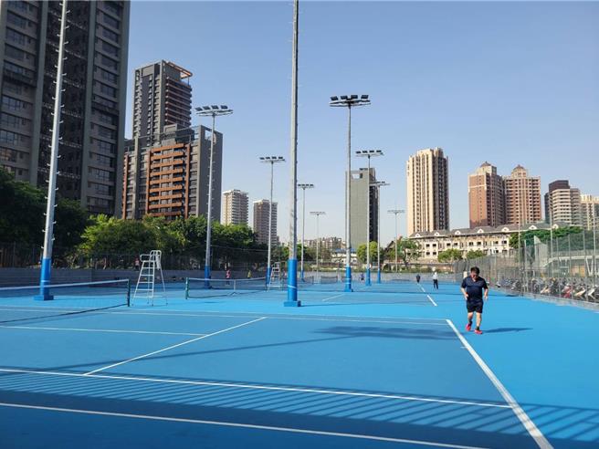 巴特萨基还没来不及走到替补席跟教练击掌普利西奇就完成了进球！